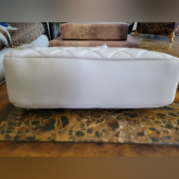 MARIO VALENTINO White Quilted Shoulder Bag with Gold Chain - Picture 5 of 9